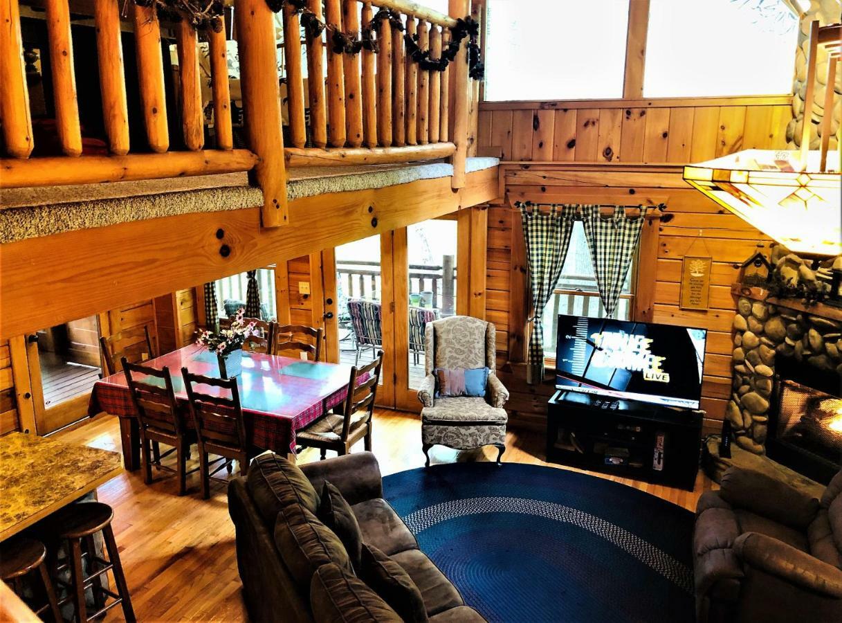 Bear Pleasures Cabin Gatlinburg Exterior photo