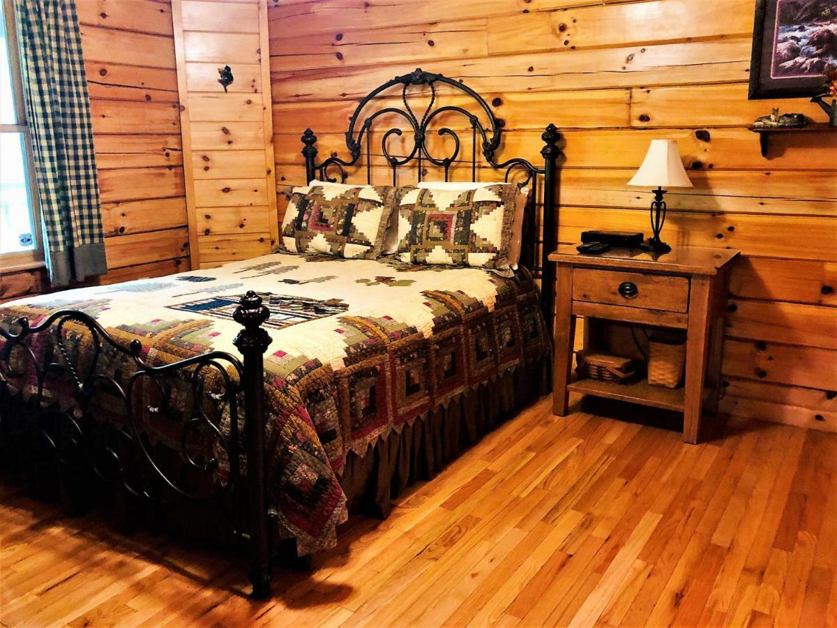 Bear Pleasures Cabin Gatlinburg Exterior photo